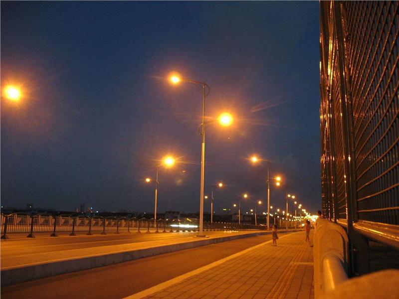 What factors should be considered in designing solar street lamp